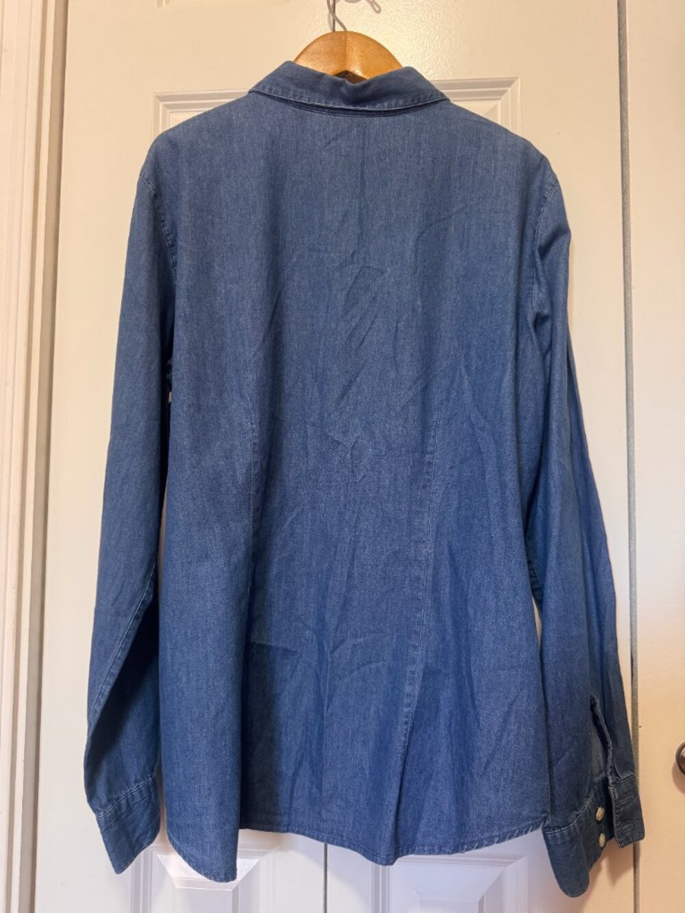 Liz Claiborne LizWear Chambray Hidden Button Ruched Shirt Women's XL Blue - Picture 2 of 10